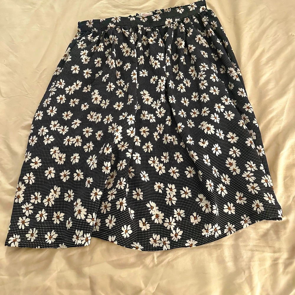 Black and white floral skirt with elastic waistband. - Picture 1 of 3
